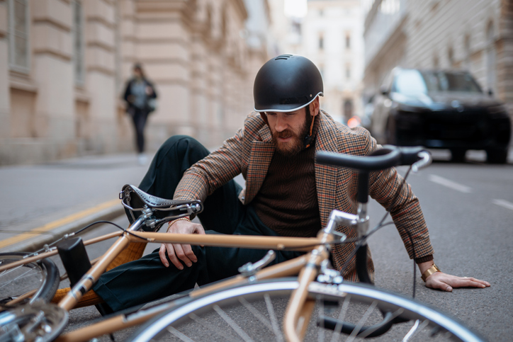 Caduta del ciclista su strada dissestata, la Cassazione esclude la responsabilità dell’ente pubblico