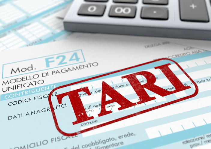 TARI e parcheggi scoperti, Cassazione chiarisce quando scatta l’obbligo di pagamento
