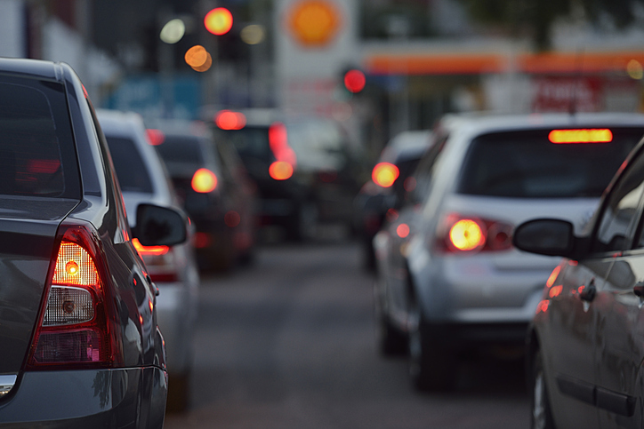 Stop lampeggianti obbligatori dal 7 luglio 2026, cosa cambia per le auto in Europa