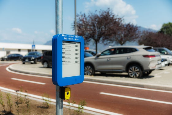 Alto Adige, la mobilità si fa sempre più digitale: in arrivo 140 nuovi schermi per bus e treni