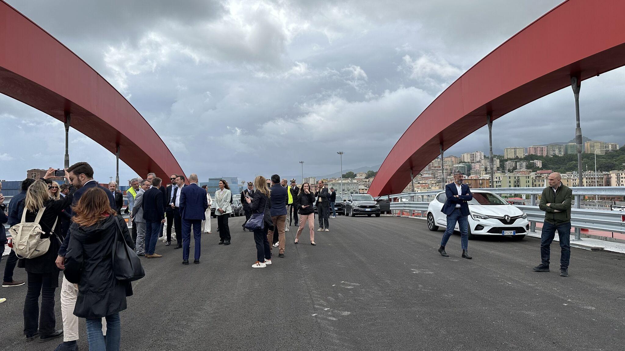 Genova, apre il ponte del Papa: via mille Tir al giorno dalle strade urbane