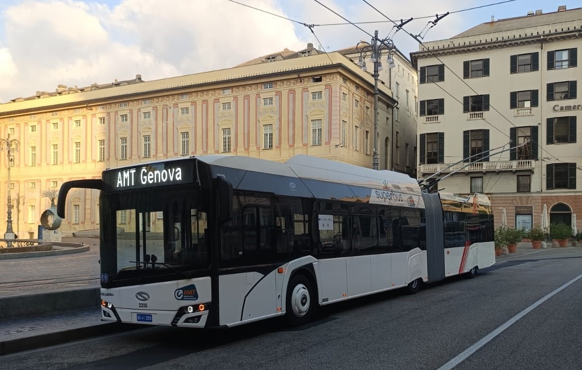 Trasporto pubblico Genova, inizia l’era dei filobus: ecco i primi mezzi Amt in servizio