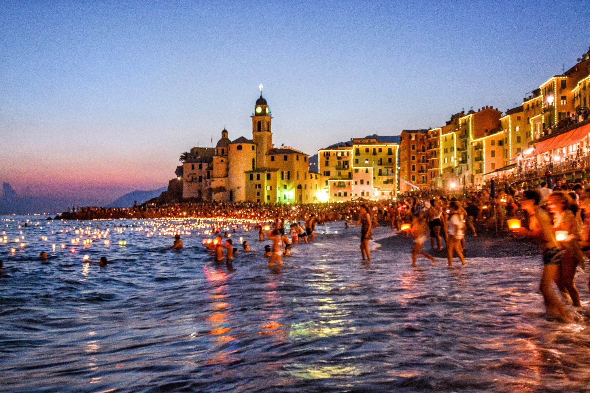 Liguria, si spegne la magia dei lumini in mare: ceri abusivi a Varazze