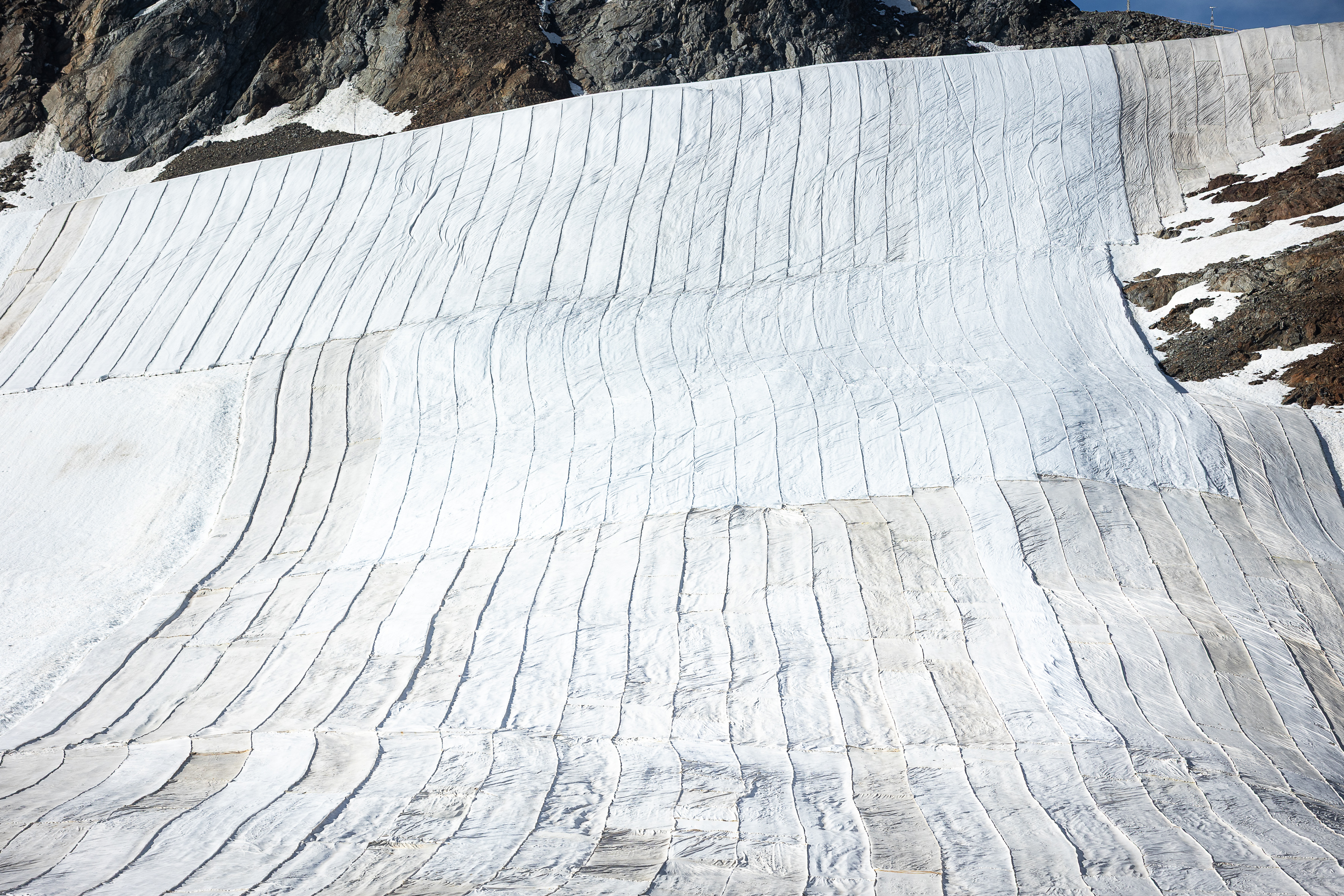 Montagna, in Val Senales un progetto pilota per la conservazione della neve con geotessili innovativi. Ecco come
