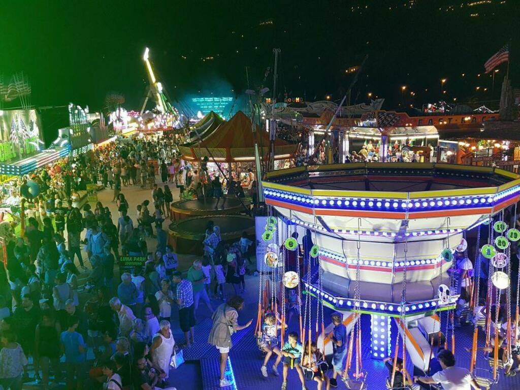 Spotorno, quindicenne muore folgorato al luna park. L’ipotesi: stava calciando a piedi nudi