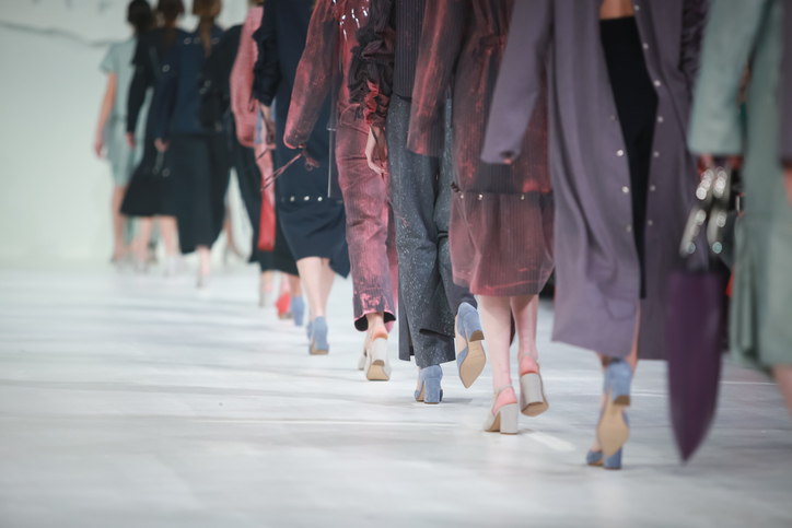Moda, dal 19 luglio 2026 stop alla distruzione degli abiti invenduti: cosa prevede il Regolamento UE 2024/1781