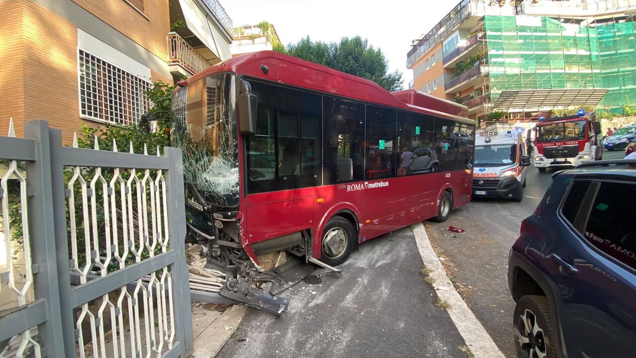 Roma, autobus fuori controllo travolge otto auto e sfonda il cancello di un condominio: due donne ferite