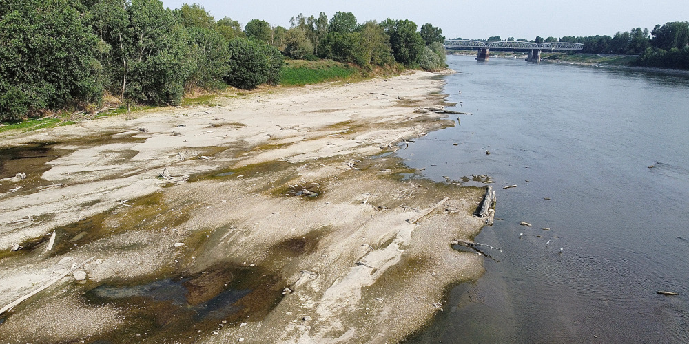 La Lombardia senz’acqua: fiumi all’asciutto, rete colabrodo e il paradosso dei nubifragi che non dissetano la terra