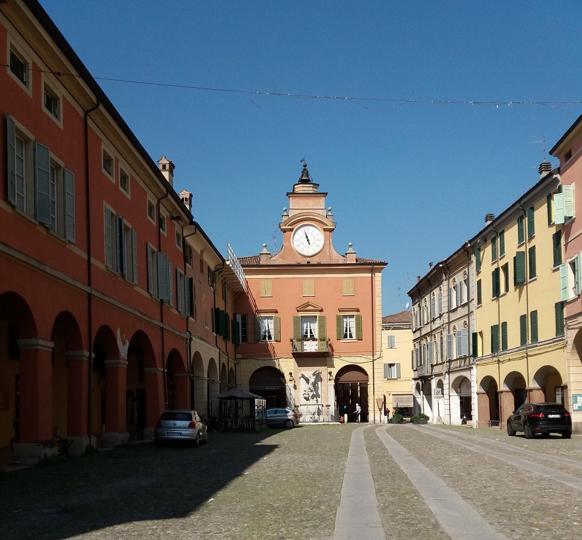 Correggio, cittadini in piazza: “Basta, non viviamo più sereni”