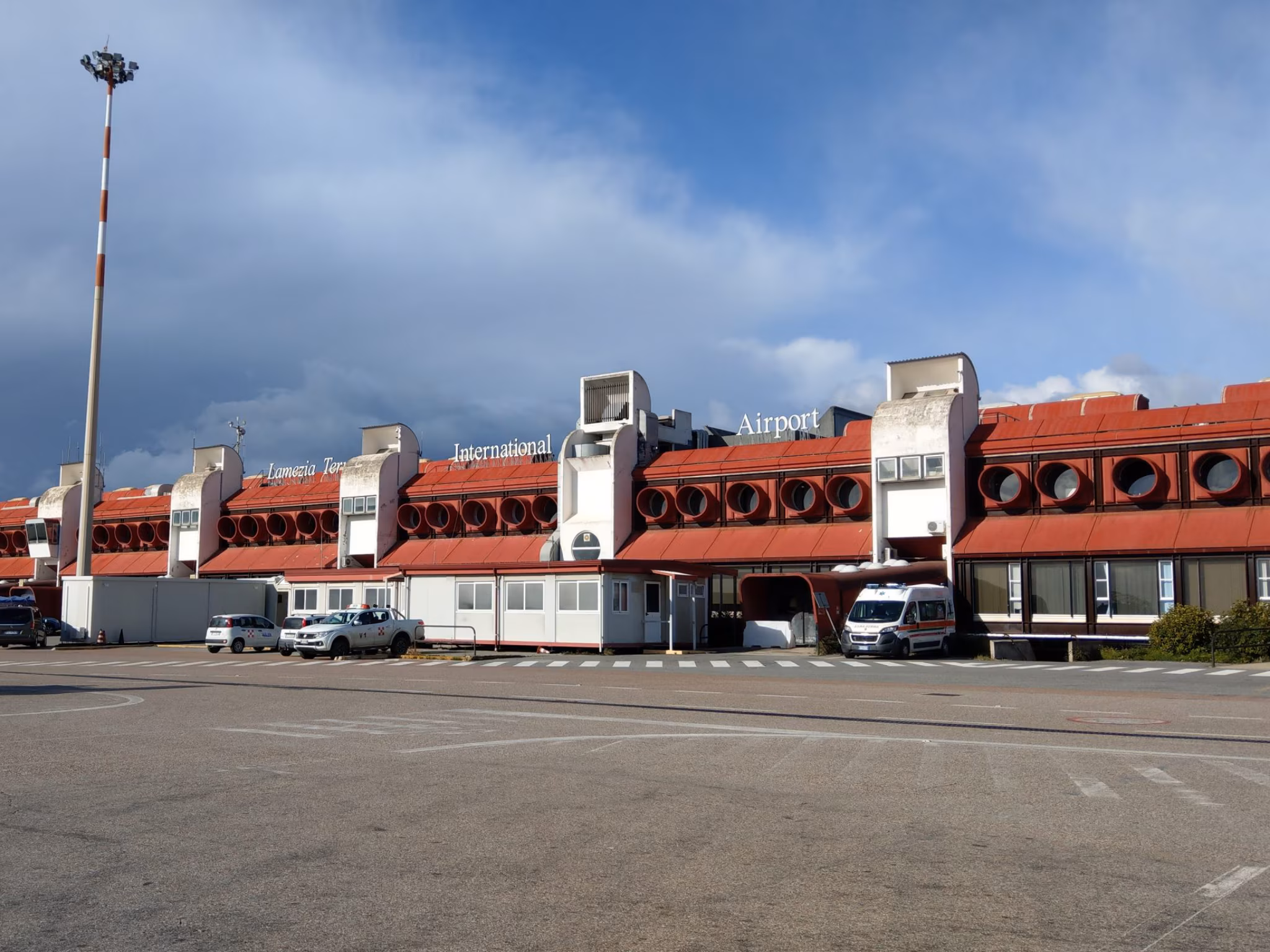 Aeroporti Calabria, luglio da record: oltre 557mila passeggeri e boom dei voli internazionali