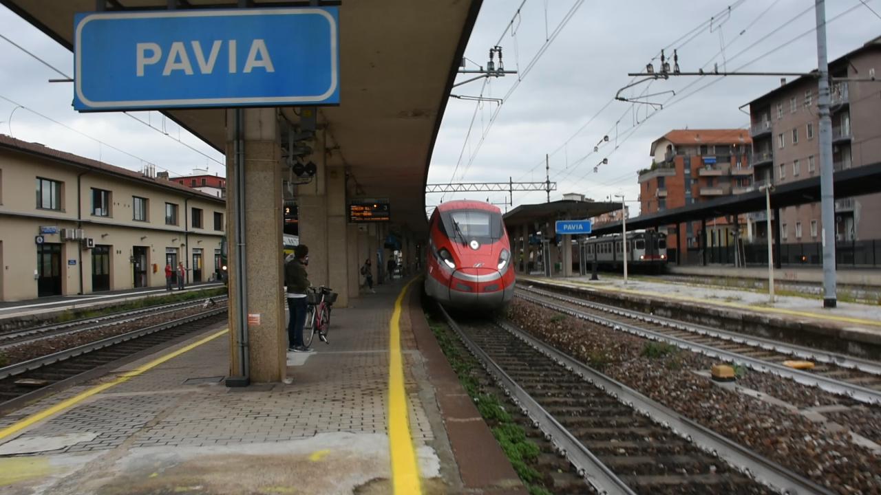 Pavia, uomo lancia un muletto sui binari e fugge: treni in tilt