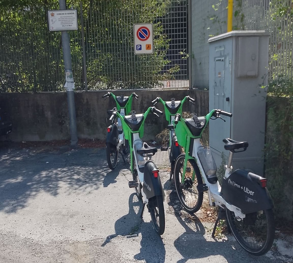 Bike sharing, il rovescio della medaglia: una giungla selvaggia di biciclette parcheggiate ovunque