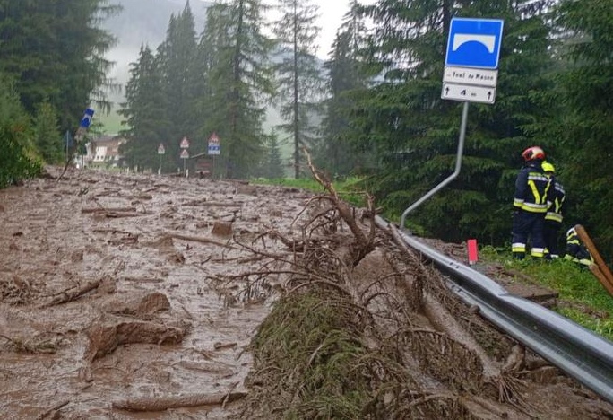 Trentino, nubifragio sulla Val di Fassa: chiusa la Statale del Passo San Pellegrino per una frana