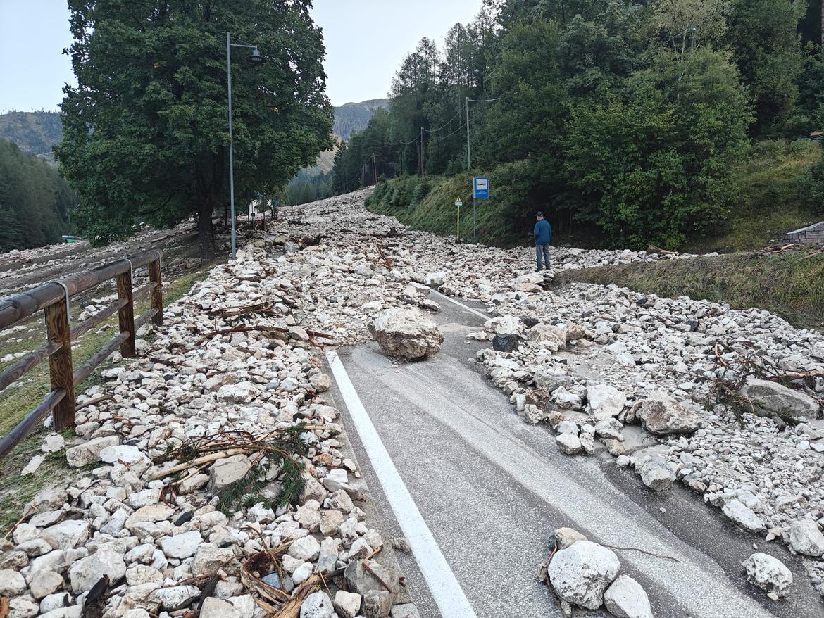 Trentino, ancora frane sulle strade: due colate detritiche in Val di Fiemme, danni alla viabilità