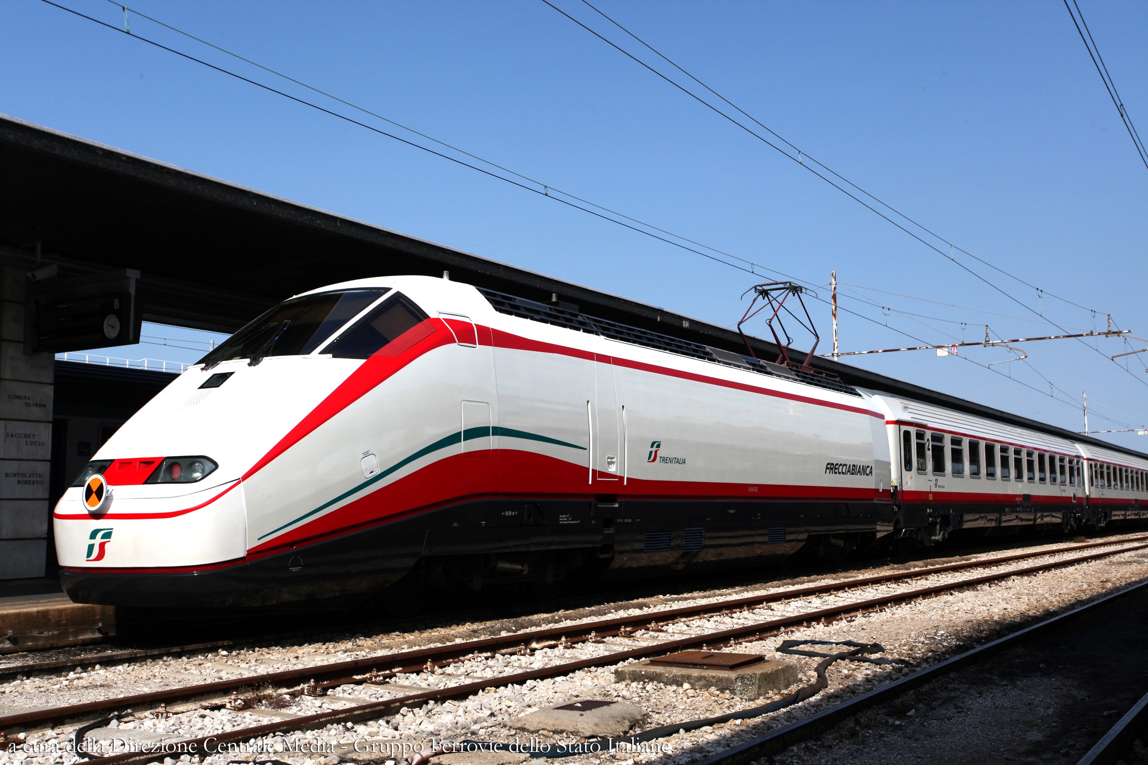 Maltempo in Liguria, fulmine colpisce un Frecciabianca: treno fermo a Riva Trigoso