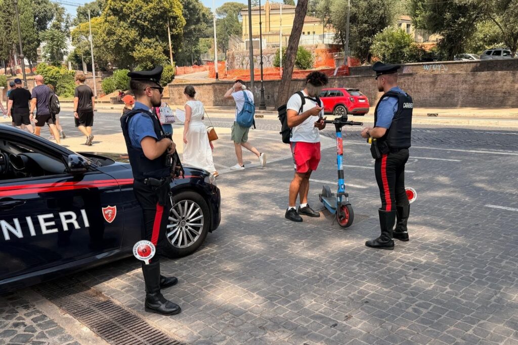 Roma, monopattini fuori controllo: i carabinieri ne sanzionano 117 in una notte