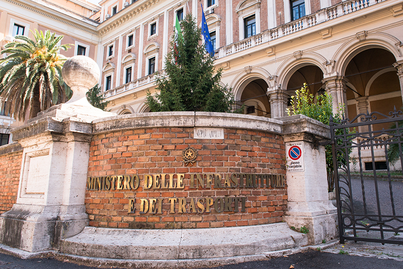 Moto, multe progressive, sorpassi a destra, patenti anticipate: ecco tutte le ipotesi del Mit per riformare il Codice della Strada