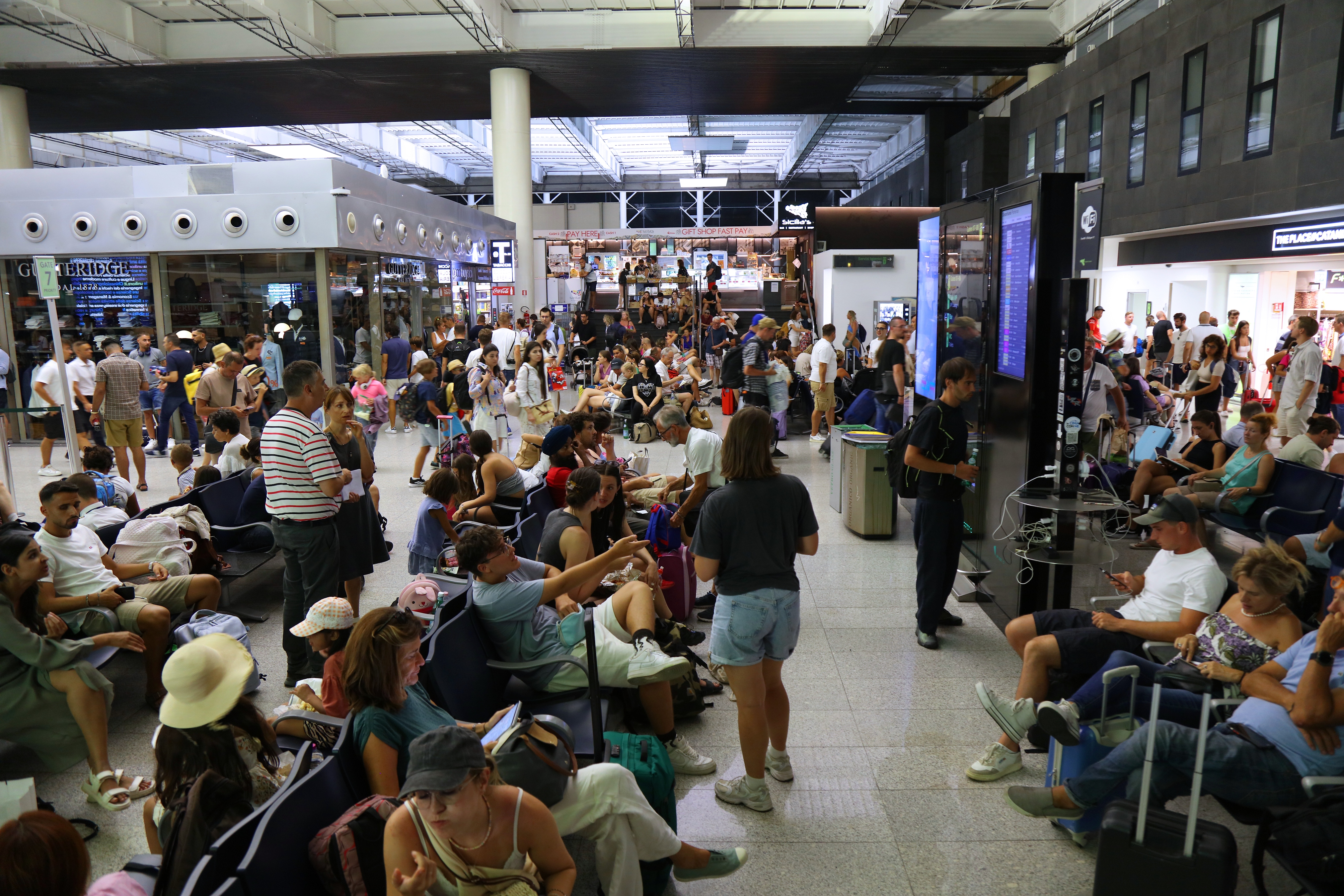 Aeroporto di Catania, il caos peggiore da vent’anni. Non si arriva né si parte sino a Ferragosto
