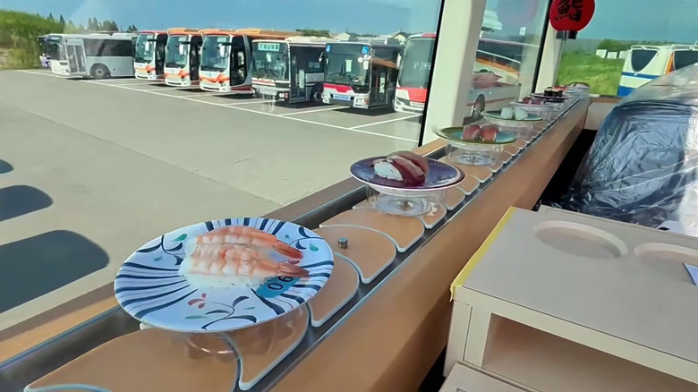 Giappone, a Tokyo arriva il Sushi Bus: mangi sushi sul nastro mentre visiti la città