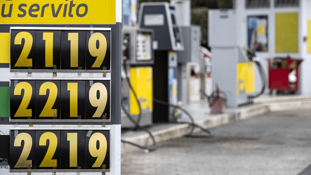 Caro benzina, manca un giorno poi sarà stangata per le famiglie. Ecco cosa si aspettano le associazioni