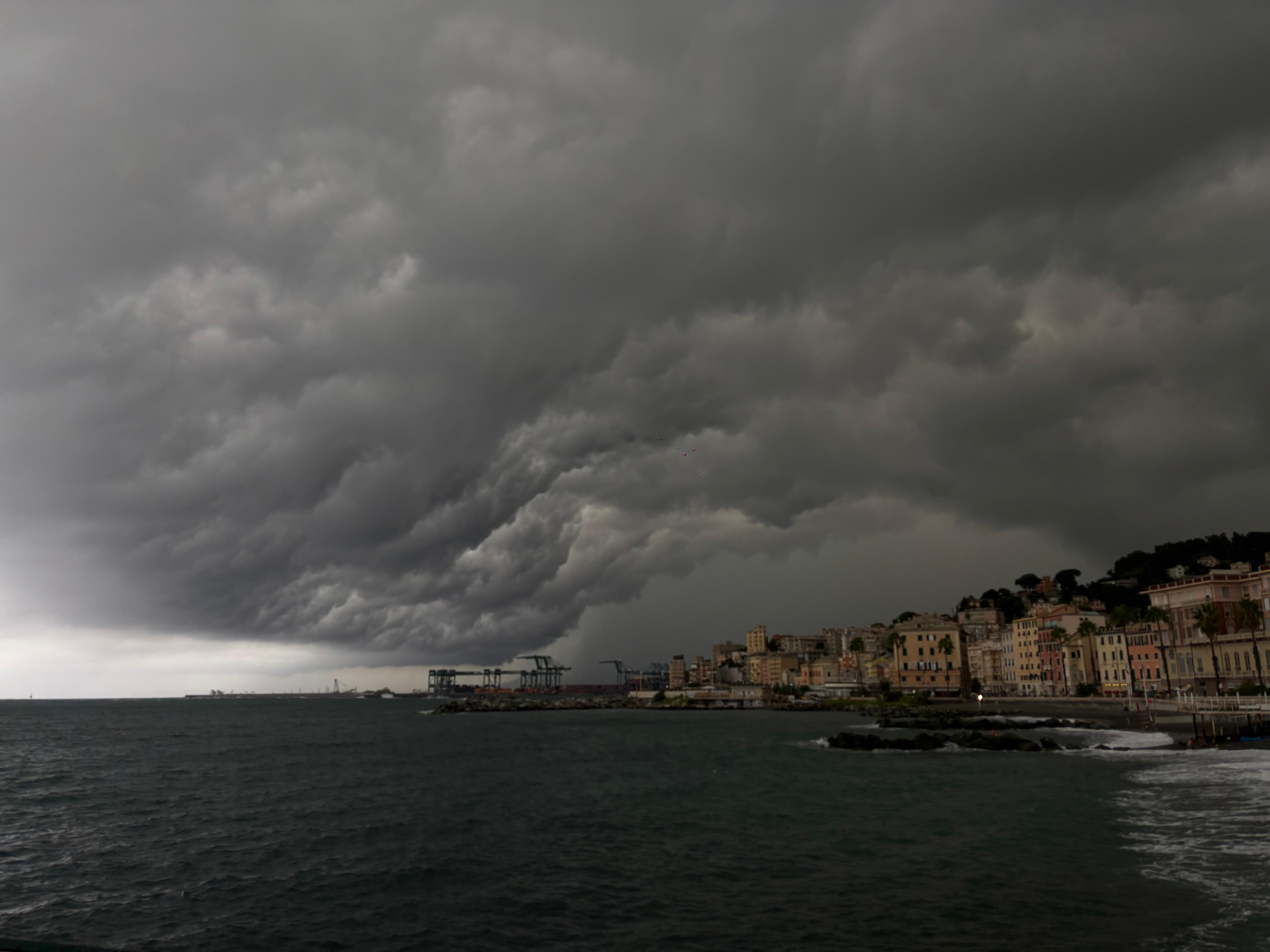 Liguria nella morsa del maltempo: 25mila fulmini, frane e strade chiuse. Il bilancio