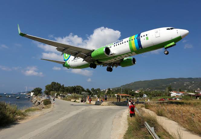 Skiathos, turista italiana travolta dal vento di un aereo in decollo: 52enne ricoverata. La storia
