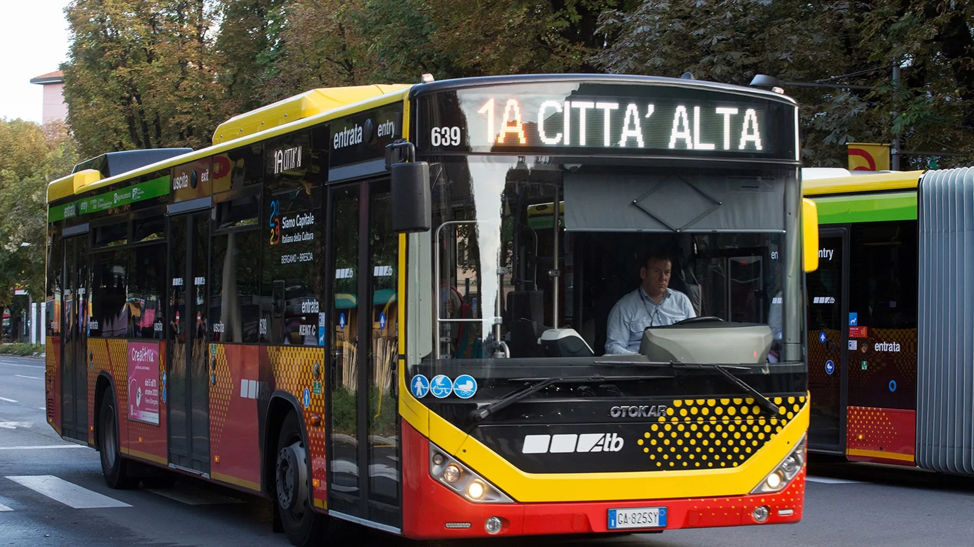 Bergamo, che batosta sugli abbonamenti dei mezzi di trasporto: fino a 83 euro in più all’anno