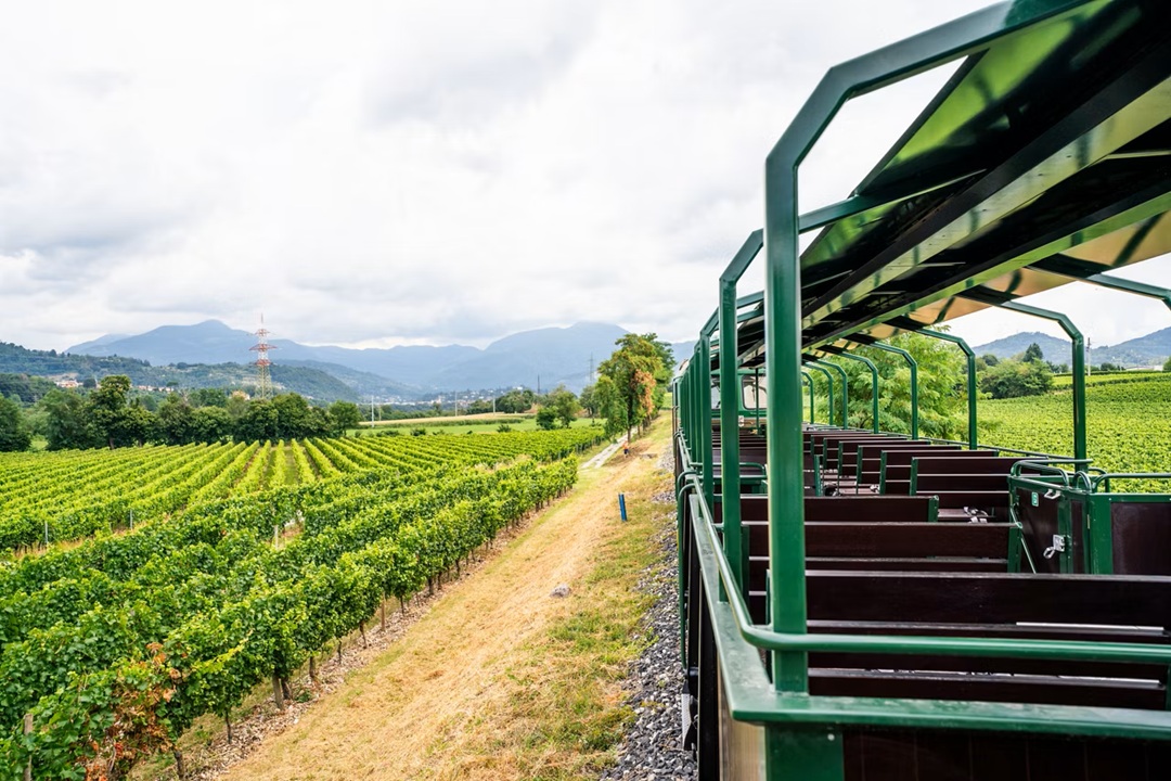 Lombardia, turismo e mobilità sostenibile: nuove date per i treni panoramici tra Palazzolo, Paratico e Sarnico