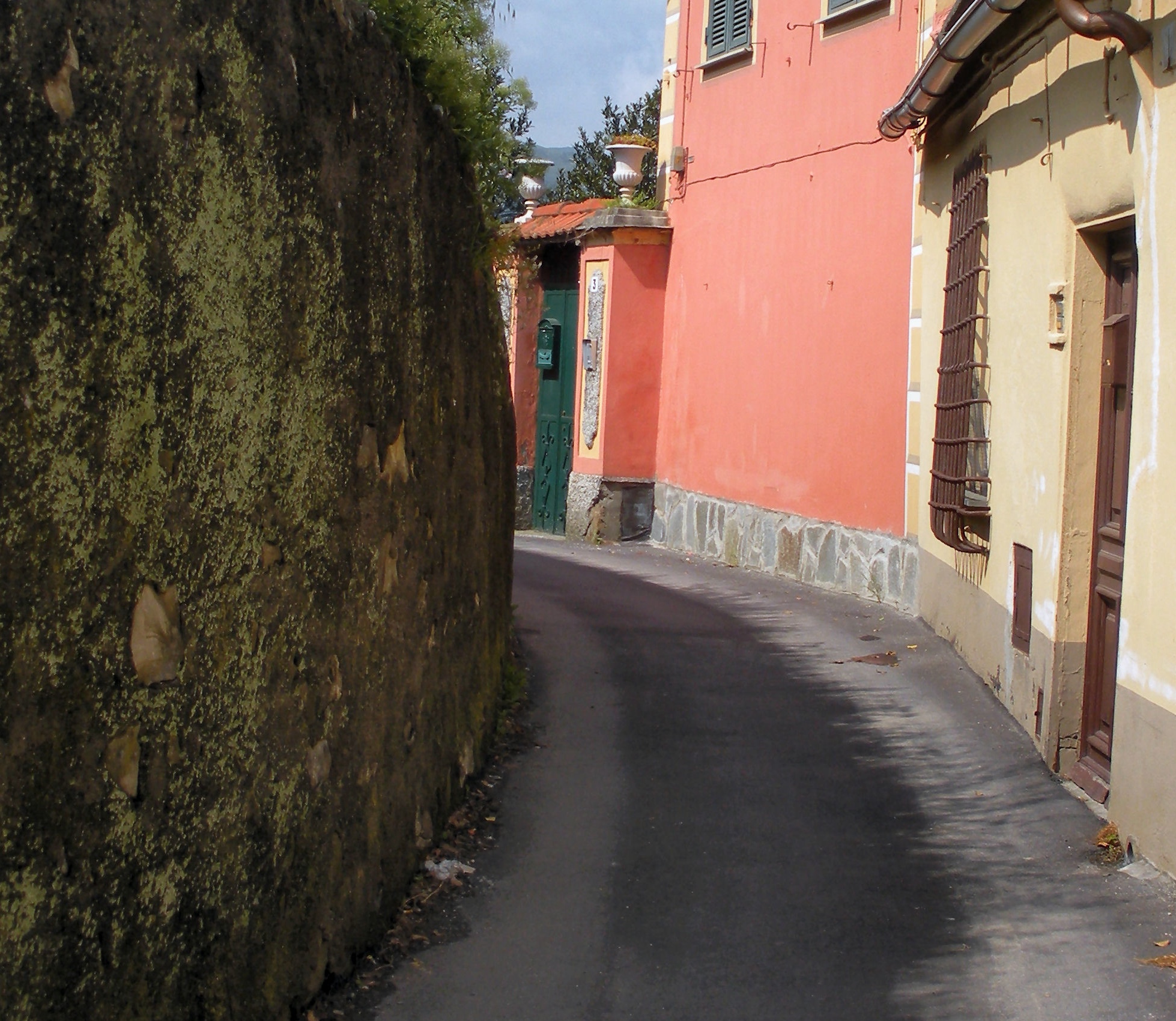 Genova, condizioni da monitorare del muraglione: chiusa via di San Pantaleo