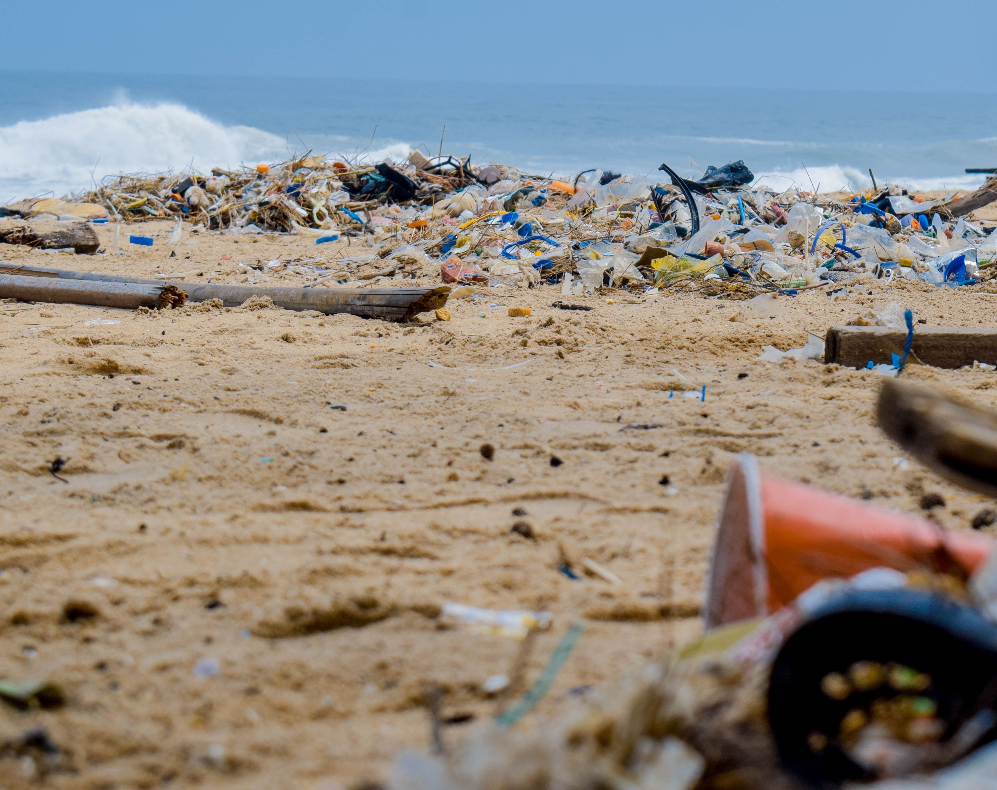La Spezia, isola di plastica artificiale per studiare l’inquinamento del mare: come funziona la sperimentazione