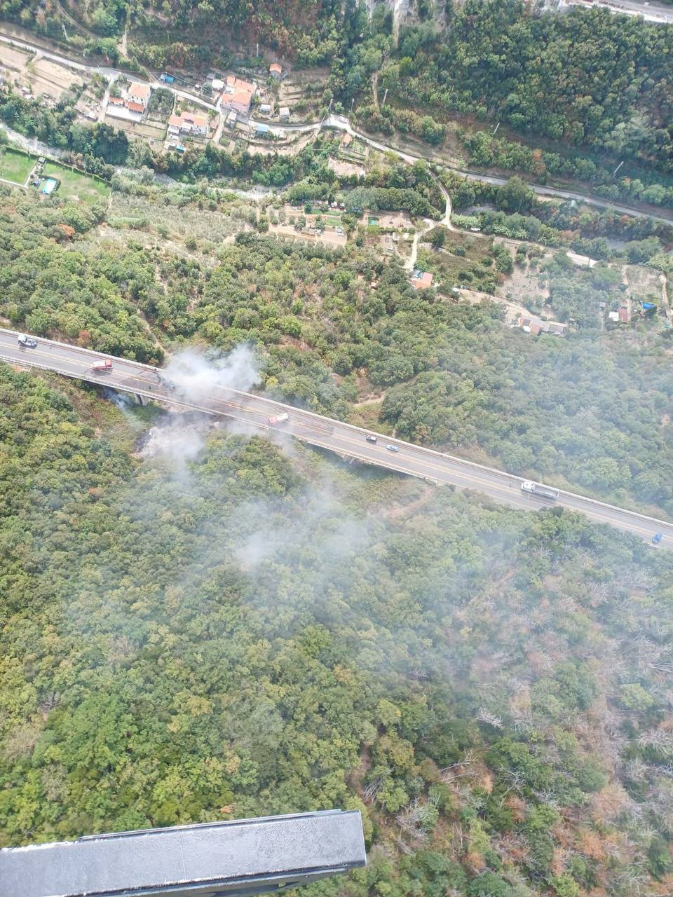 Autostrade Liguria, giornata da incubo: incendio sulla A6 e incidenti sulla A7 e A12. Cosa è successo