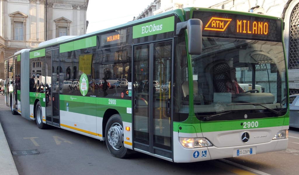 Mobilità a Milano: meno auto private, più mezzi condivisi. Il report di Amat