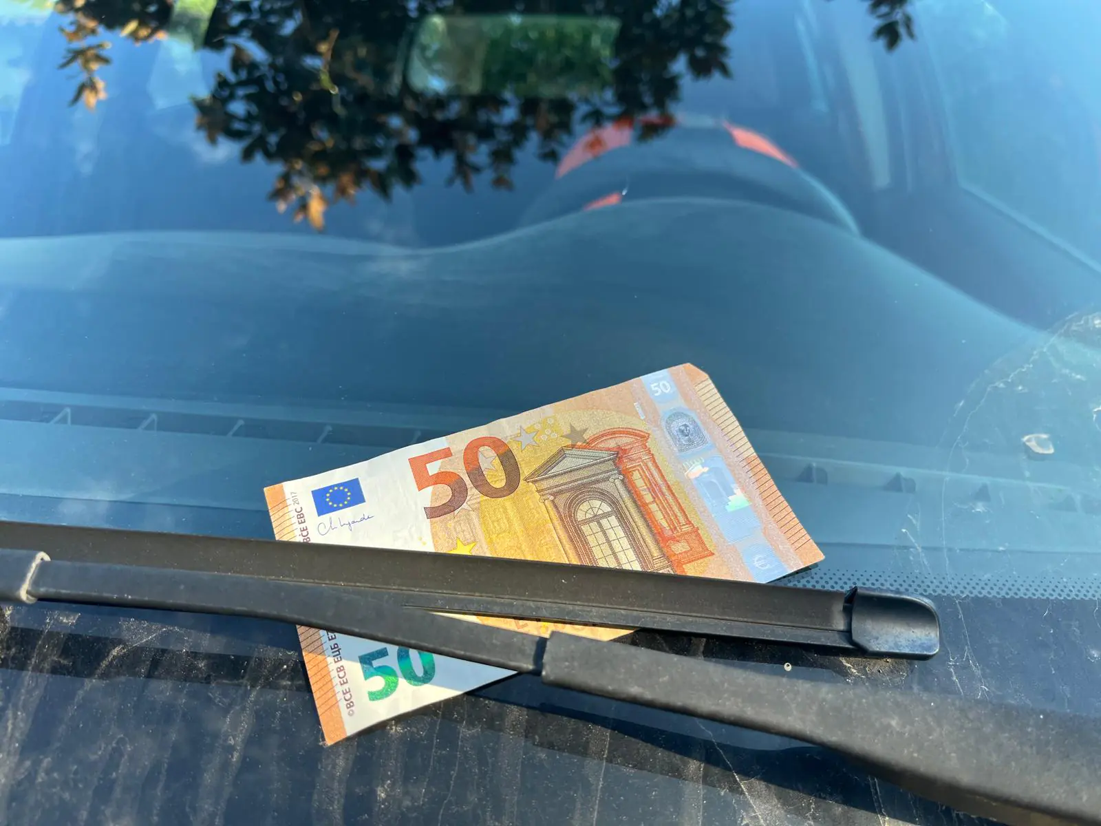 50 euro sotto il tergicristallo dell’auto: la nuova truffa nei parcheggi. Ecco come difendersi