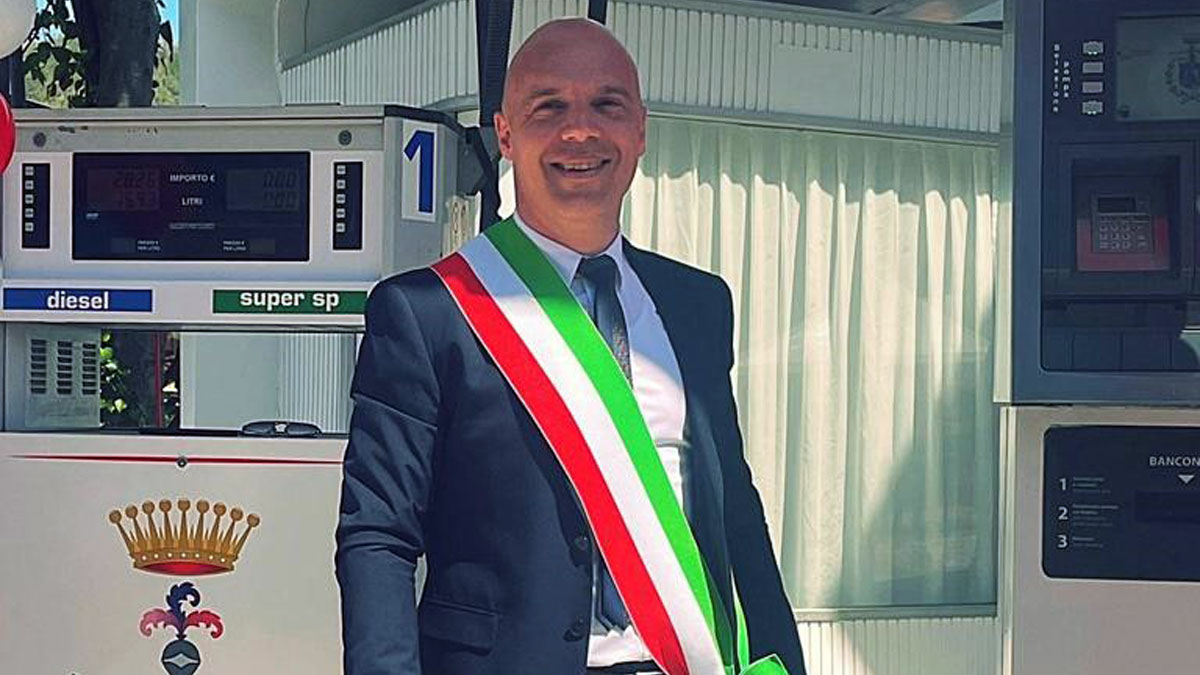 Caro benzina, nel Comune di Valle Castellana in provincia di Teramo il pieno costa 10 euro di meno. Merito del sindaco. La storia