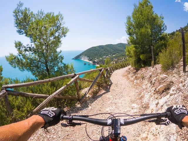 Puglia, la grande svolta: 2,48 milioni per unire la Ciclovia Adriatica e il Giro del Gargano. Il progetto