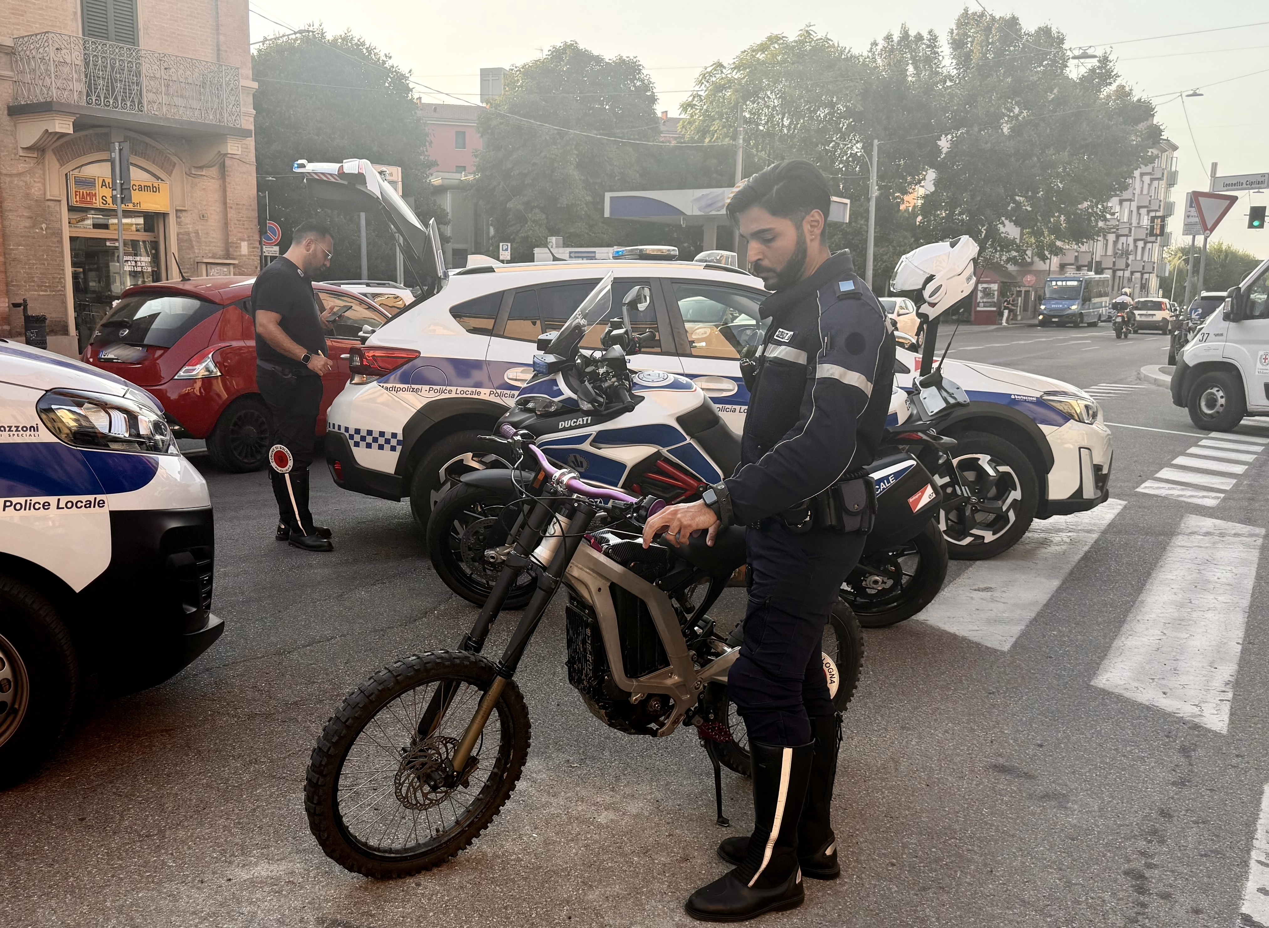 Bologna, fugge dal posto di blocco su una bici elettrica: inseguimento della Polizia Locale