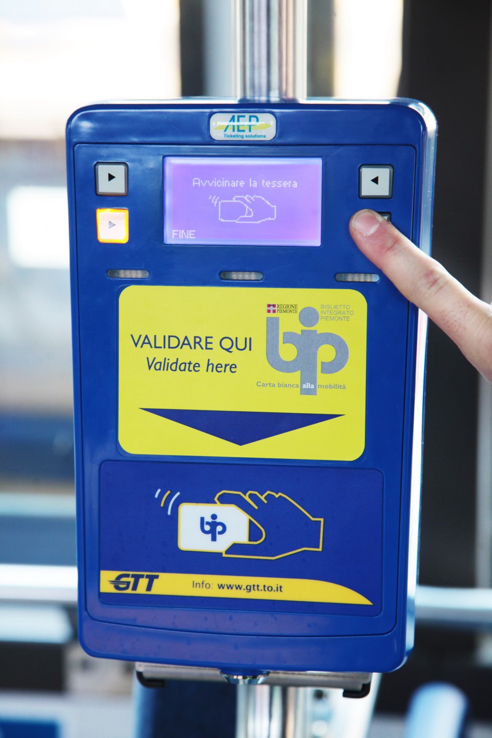 Genova, Amt cambia ancora il sistema dei biglietti: dal 2027 arriva il “chip on paper”. I dettagli