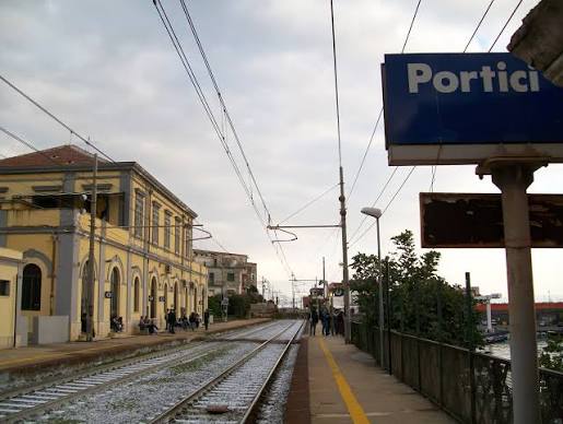 Portici, uomo investito da un treno: linea Salerno-Napoli sospesa