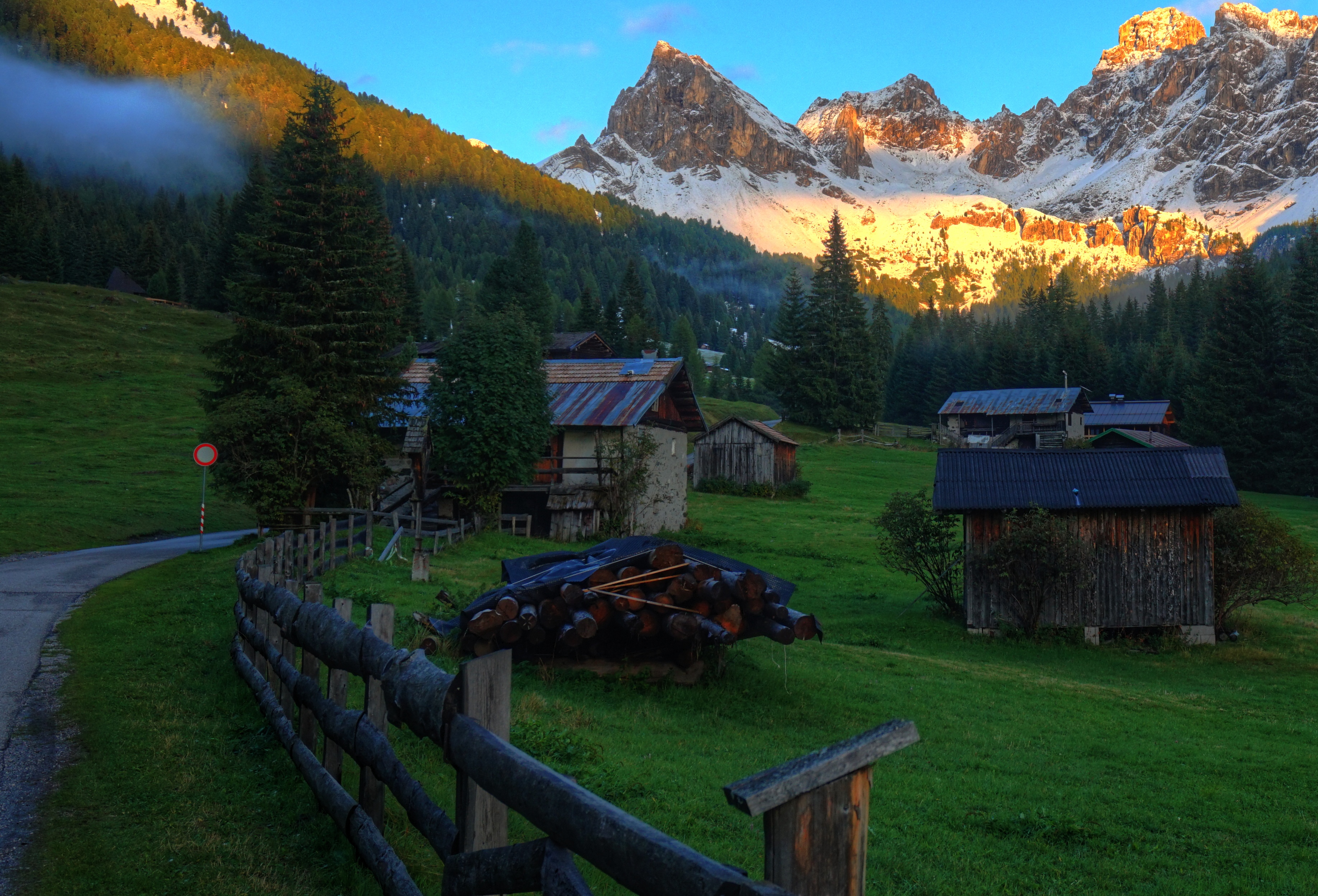 Trentino, no al traffico da overtourism: in Val di Fassa arriva la sbarra che ferma i veicoli non autorizzati