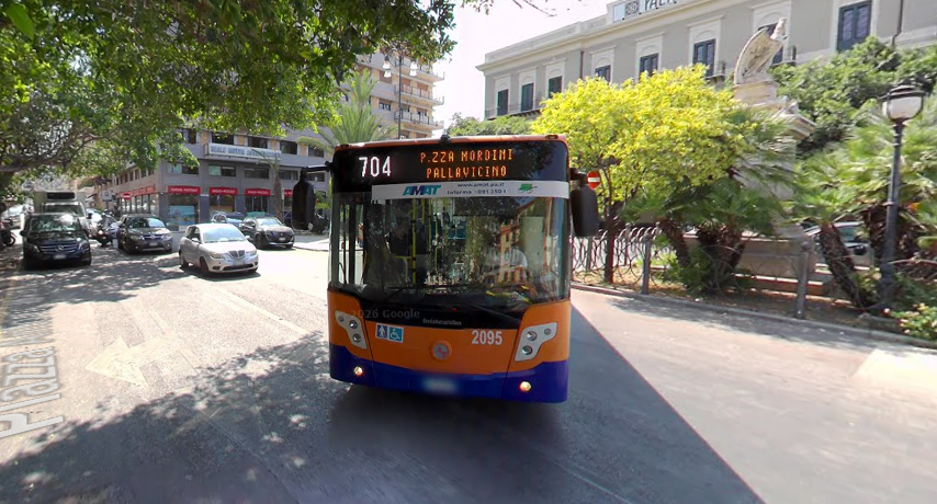 Palermo, voragine a Pallavicino: autobus Amat sprofonda nell’asfalto