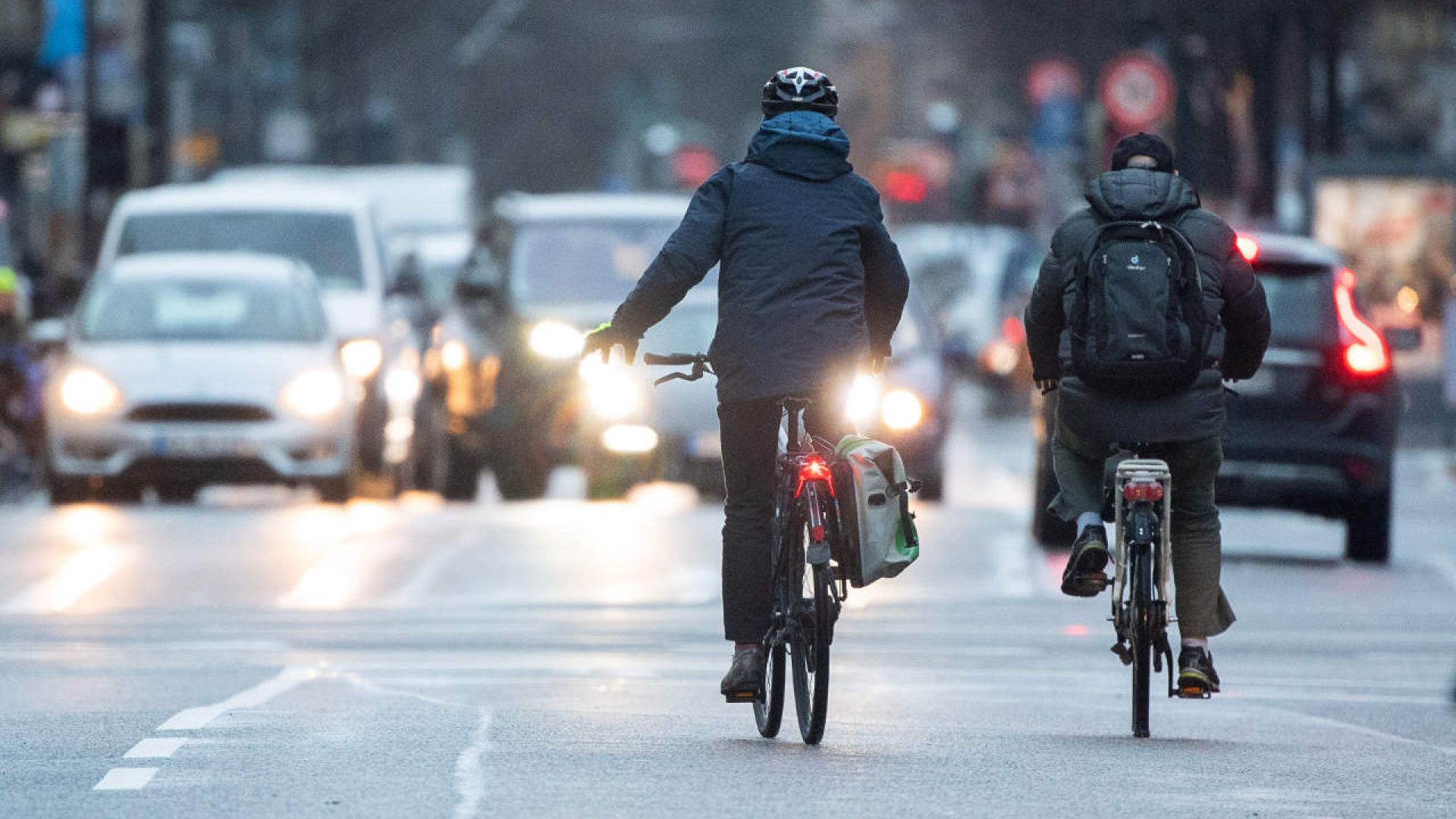 Codice della strada, l’articolo 182 è dedicato a chi guida la bicicletta: dall’obbligo di fila indiana all’uso delle piste ciclabili. Tutti gli obblighi e le curiosità