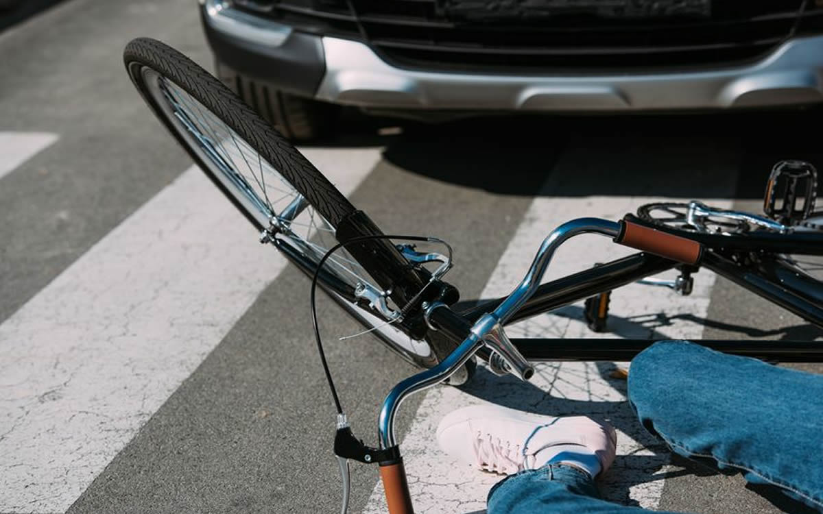 Codice della Strada, sulle strisce pedonali come si deve comportare il ciclista? E se viene investito? Ecco tutte le risposte