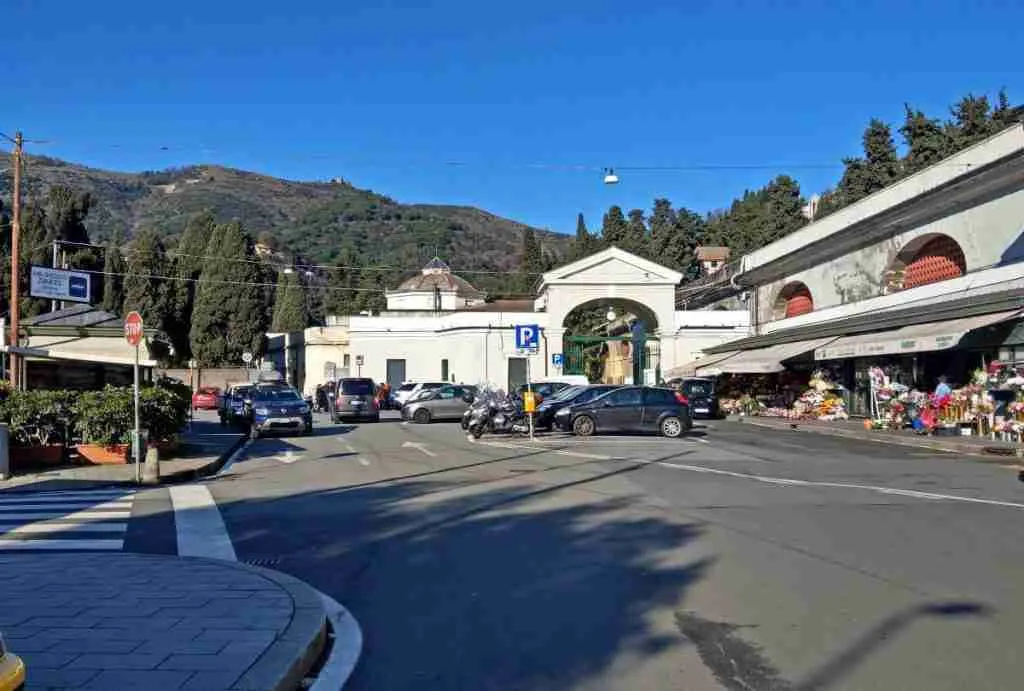 Genova, Ognissanti e Festa dei Defunti: cambia la viabilità attorno a otto cimiteri, tutte le modifiche
