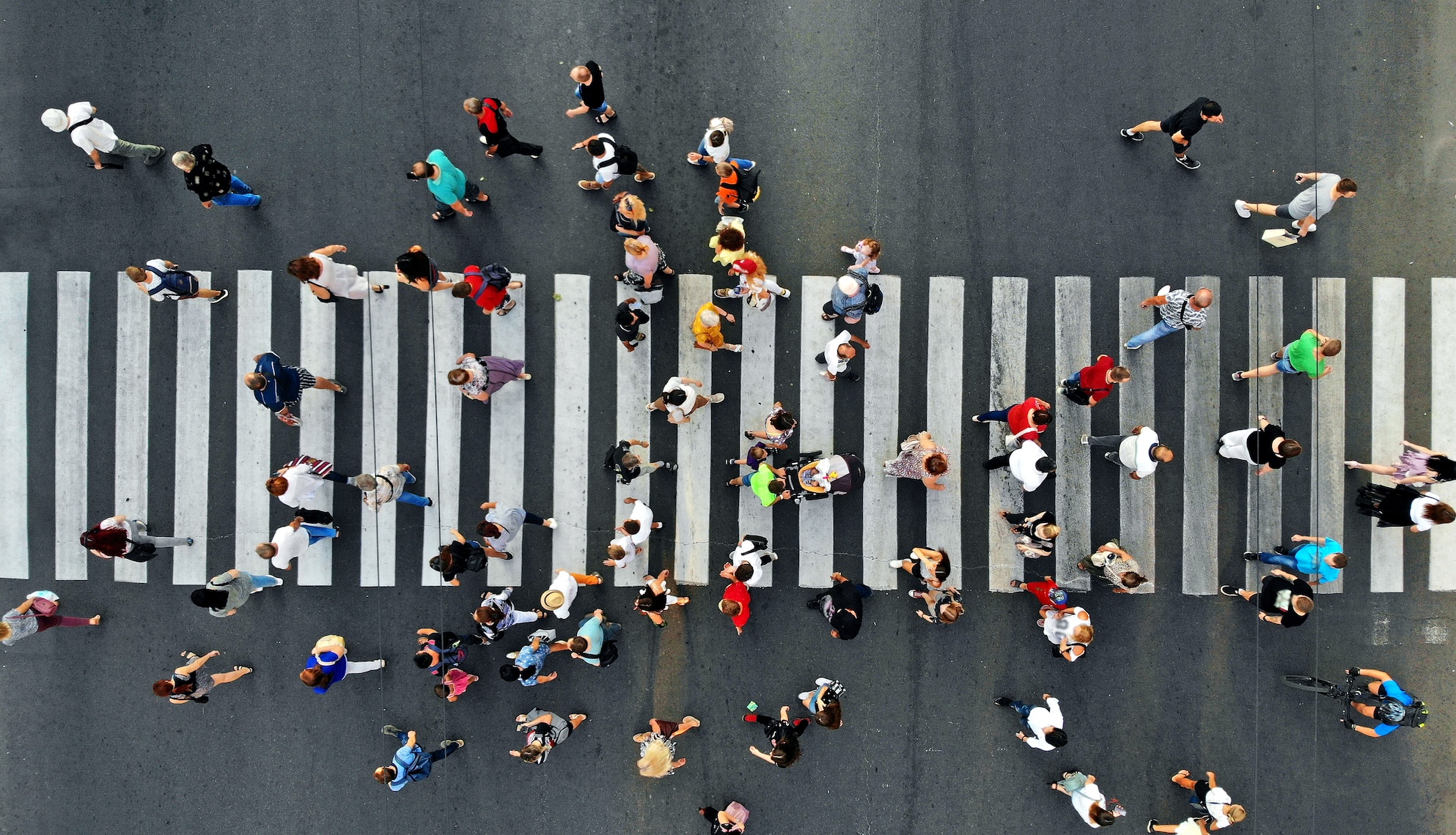 Multe ai pedoni, cosa cambia con il nuovo Codice della strada: smartphone, attraversamenti e sanzioni