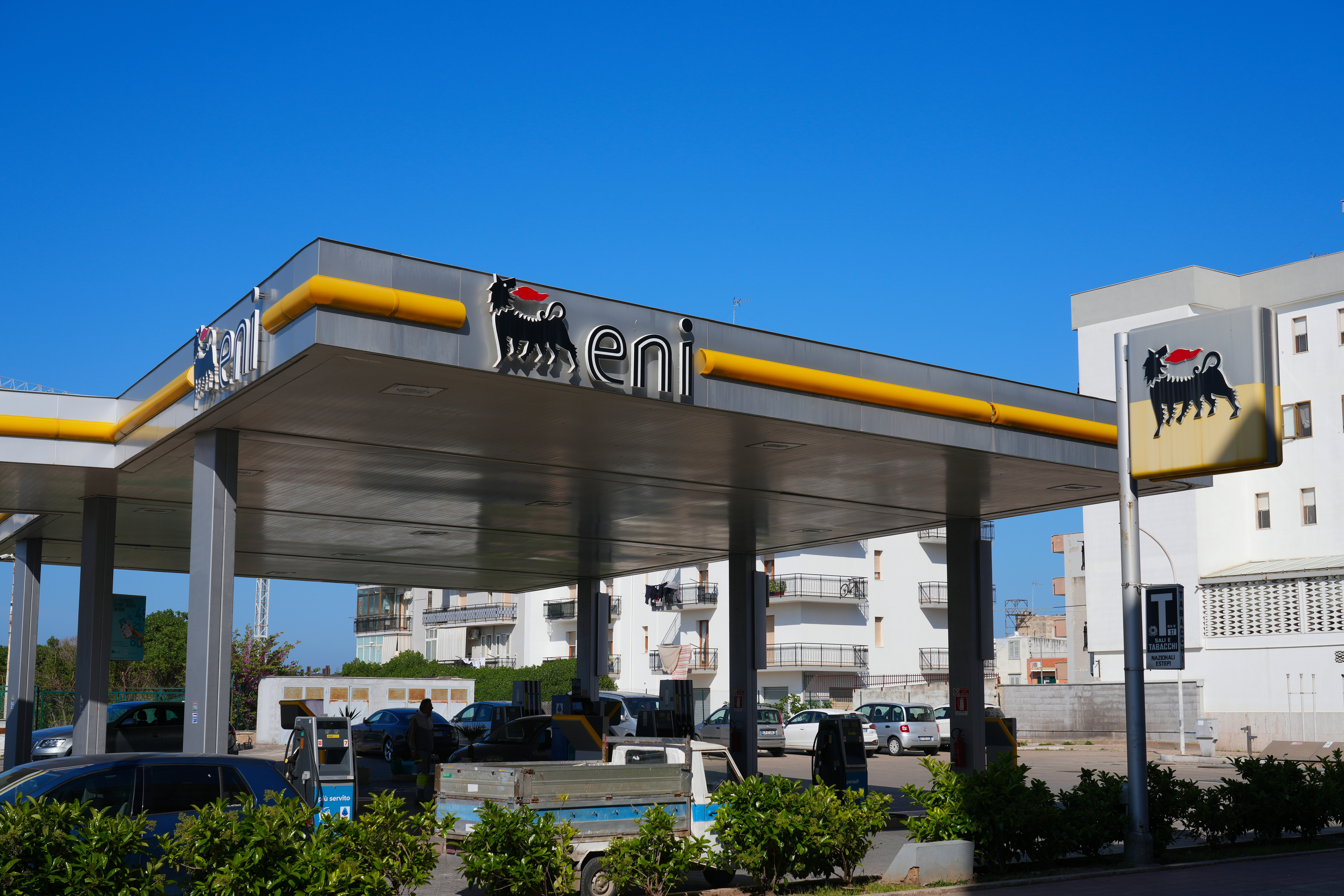 Eni, utili in forte crescita: +70% il risultato nei primi nove mesi del 2026. Price cap sui carburanti verso la proroga