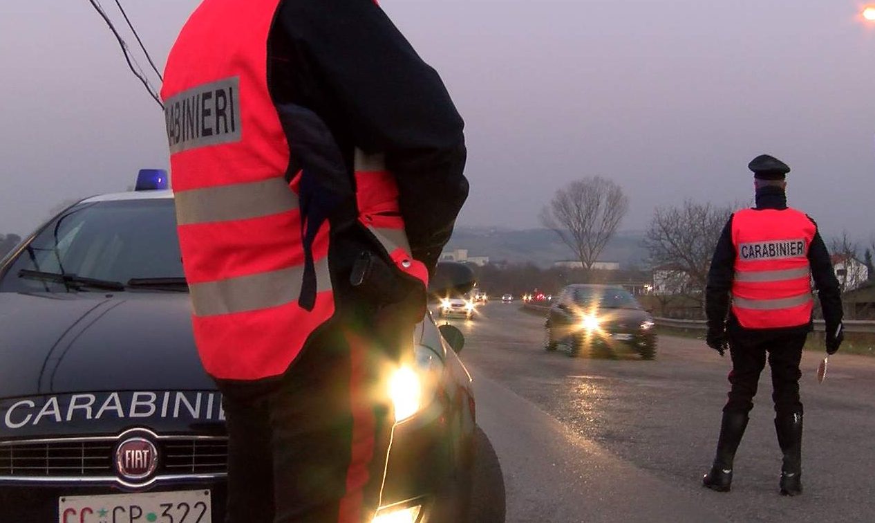 Codice della Strada, segnalare un posto di blocco sui social è reato? Ecco cosa si rischia