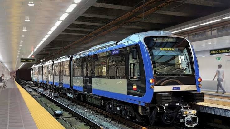 Napoli, arrivato il primo treno nuovo della Linea 6: gru in azione a Fuorigrotta