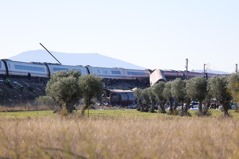 Tragedia ferroviaria in Spagna, due treni si scontrano: quattro italiani salvi, una donna dispersa